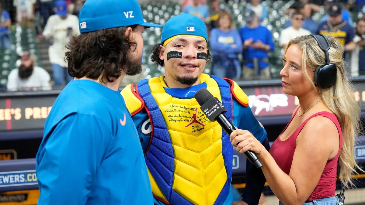 Mindful of Venezuela, Contreras' emotion spills over in bat flip