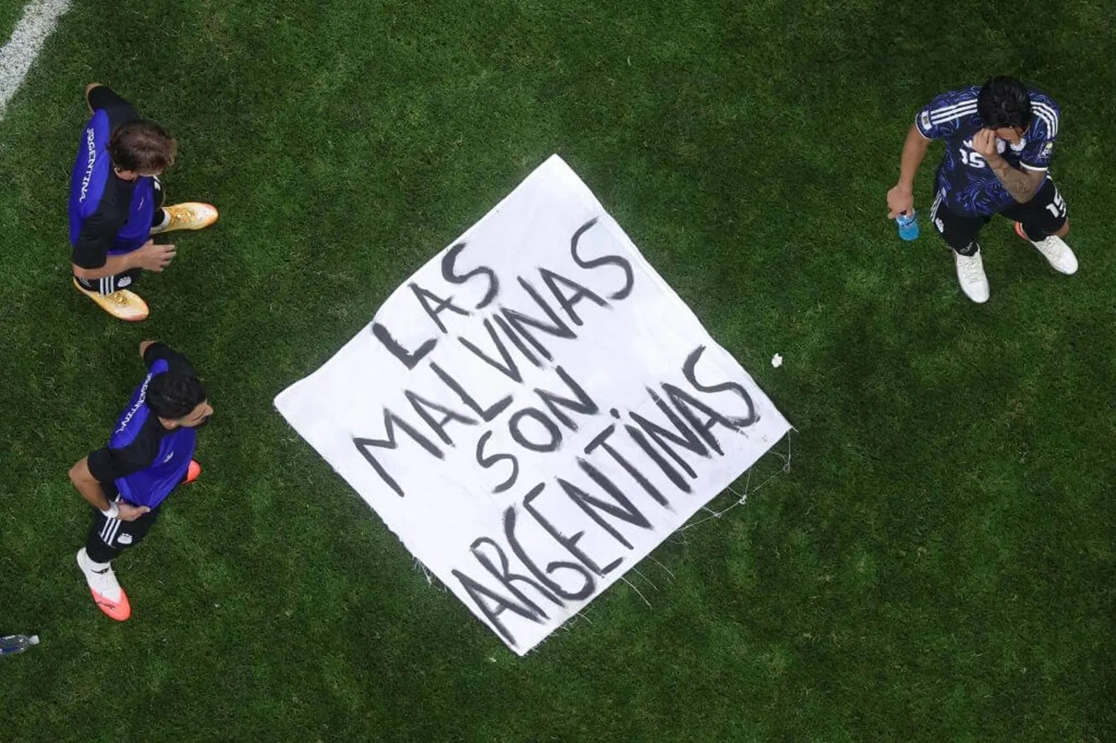 A banner saying ‘Las Malvinas son Argentinas’ is seen on the pitch