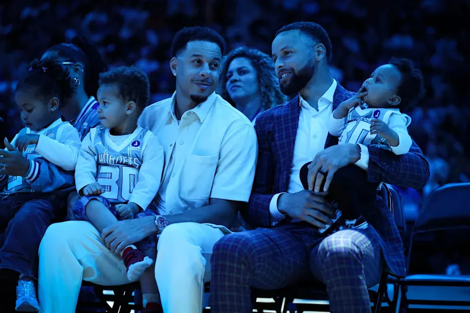 CHARLOTTE, NORTH CAROLINA - MARCH 19: Sons of Dell Curry, Stephen and <a class="link " href="https://sports.yahoo.com/nba/players/5245/" data-i13n="sec:content-canvas;subsec:anchor_text;elm:context_link" data-ylk="slk:Seth Curry;sec:content-canvas;subsec:anchor_text;elm:context_link;itc:0" data-yga="{"yLinkElement":"context_link","yModuleName":"content-canvas","yLinkText":"Seth Curry","ySubModuleName":"anchor_text","yHasCommerce":false}" srcset=